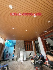Lam sóng nhôm hợp kim làm mái hiên siêu bền cho nhà khách tại Đông Anh
