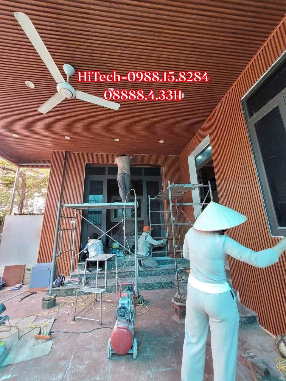 Ốp mái hiên bằng tấm lam nhựa 5 sóng vân gỗ cho nhà khách tại Đông Anh