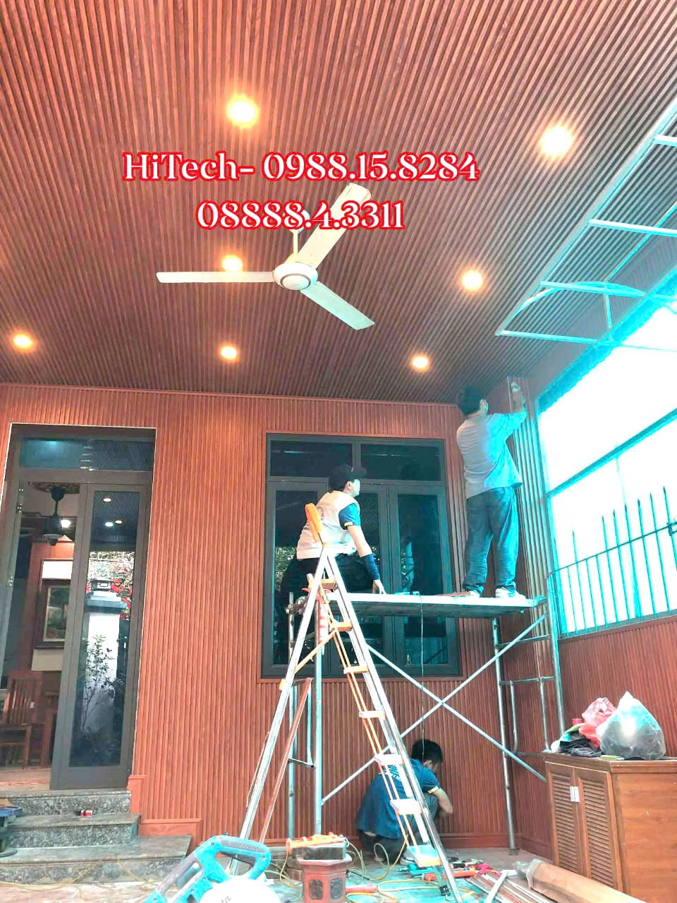 Ốp mái hiên bằng tấm lam nhựa 5 sóng vân gỗ cho nhà khách tại Đông Anh