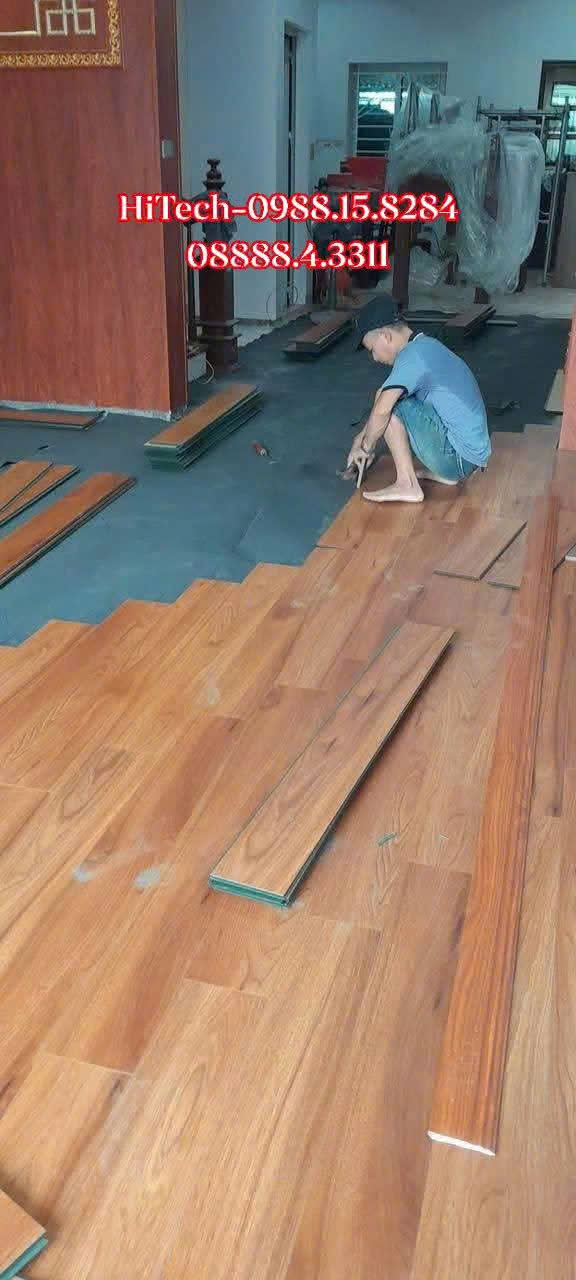 Lát sàn gỗ công nghiệp cho nhà khách tại Đông Anh.